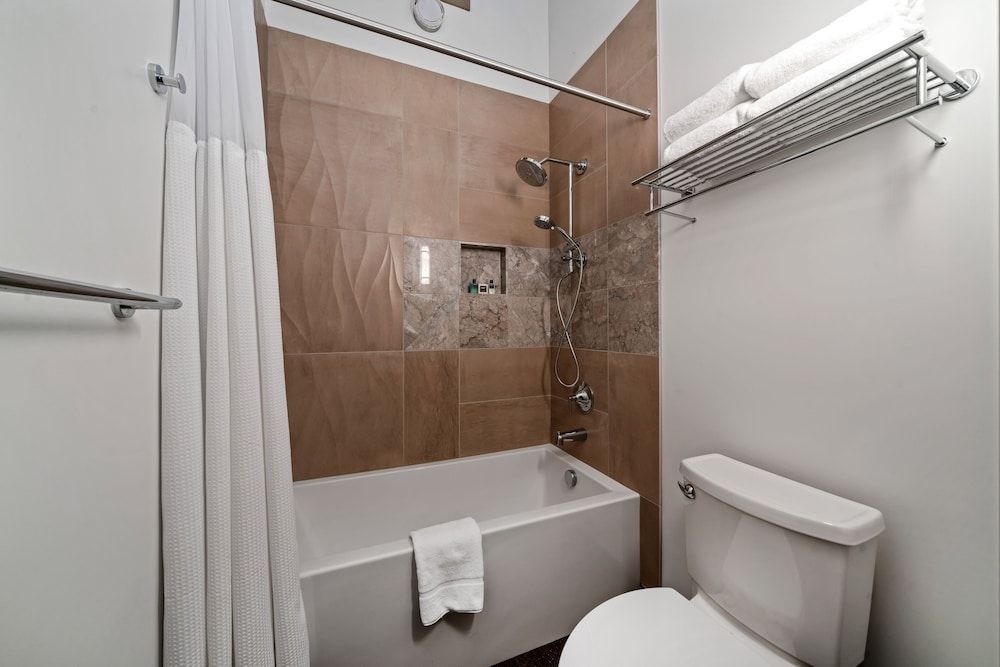 Sunriver Resort Room, 1 King Bed 5