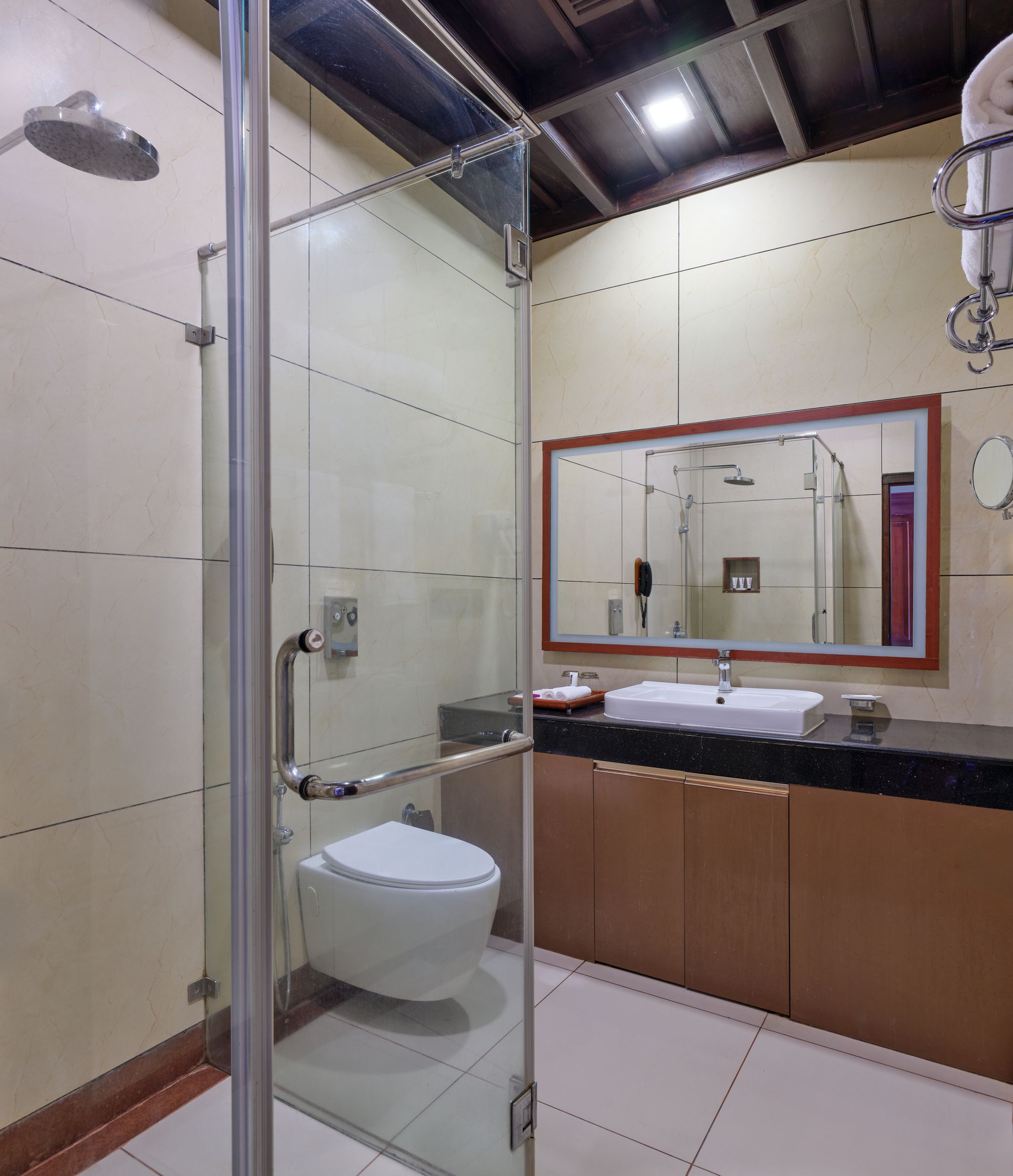 Sterling Lake Palace Alleppey Water Front Heritage Cottage with Balcony 3