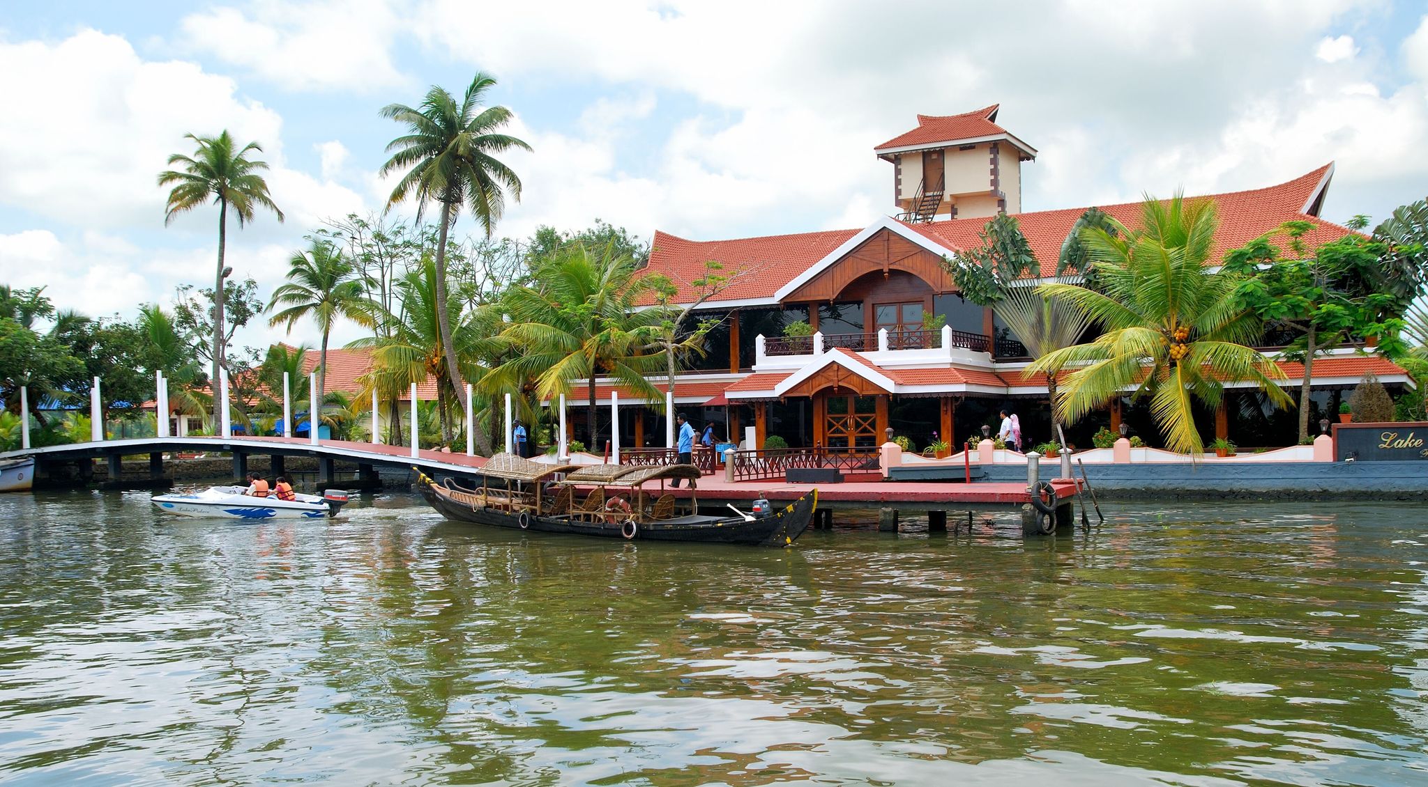 Sterling Houseboats Lake Palace, Alleppey 