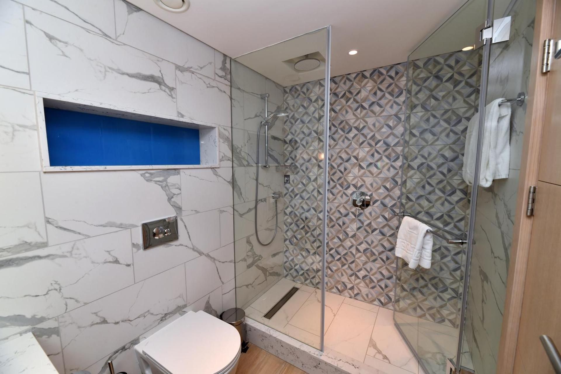 Suite (2 Adults + 2 Children)