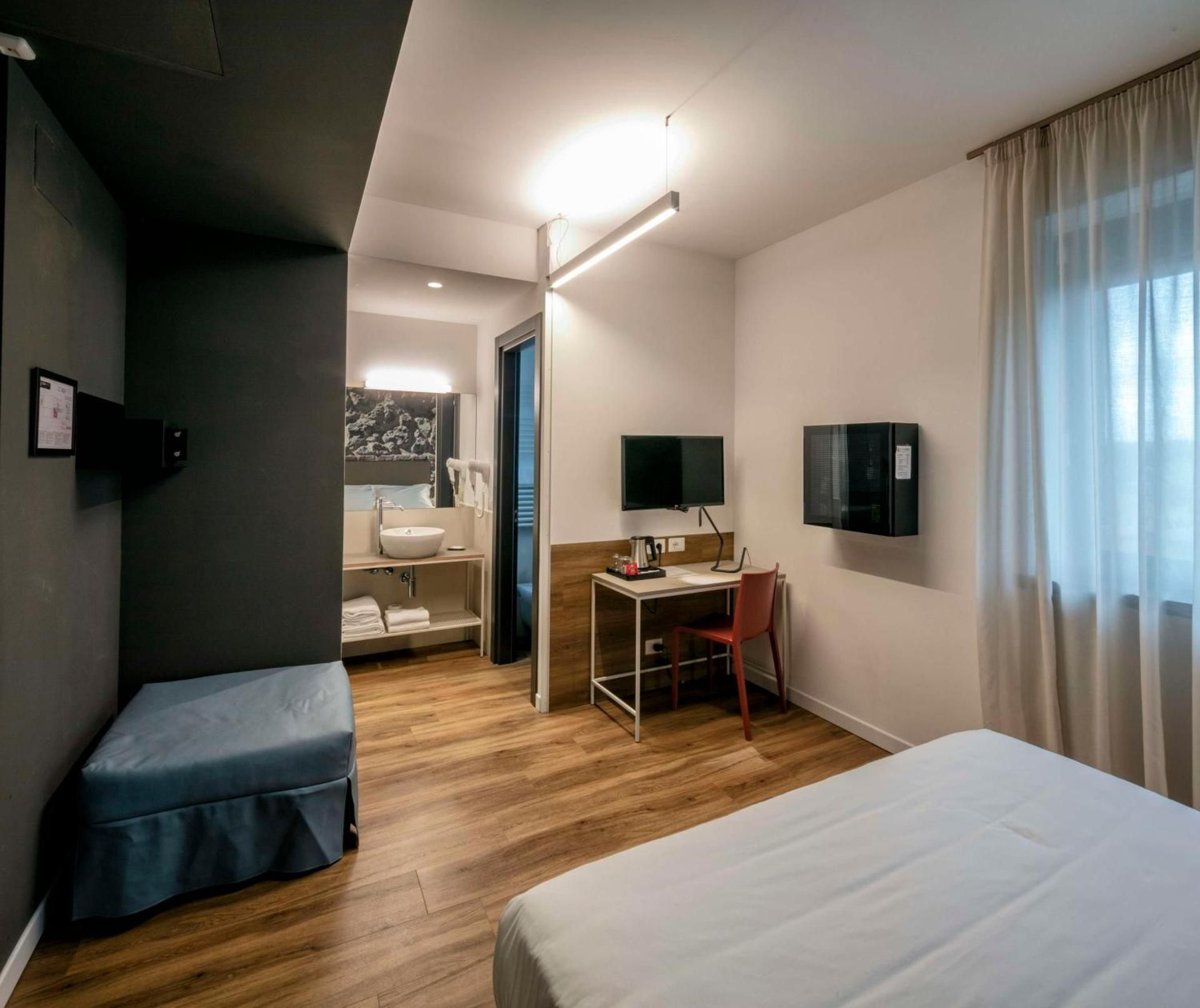 Superior King Room with Sofa Bed - Non-Smoking
