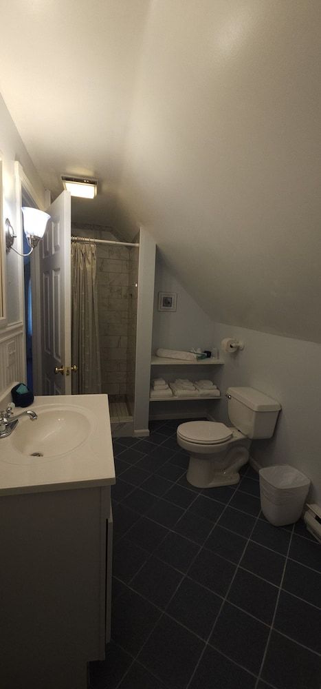 Old Orchard Beach Inn Deluxe Suite, 2 Bedrooms 4