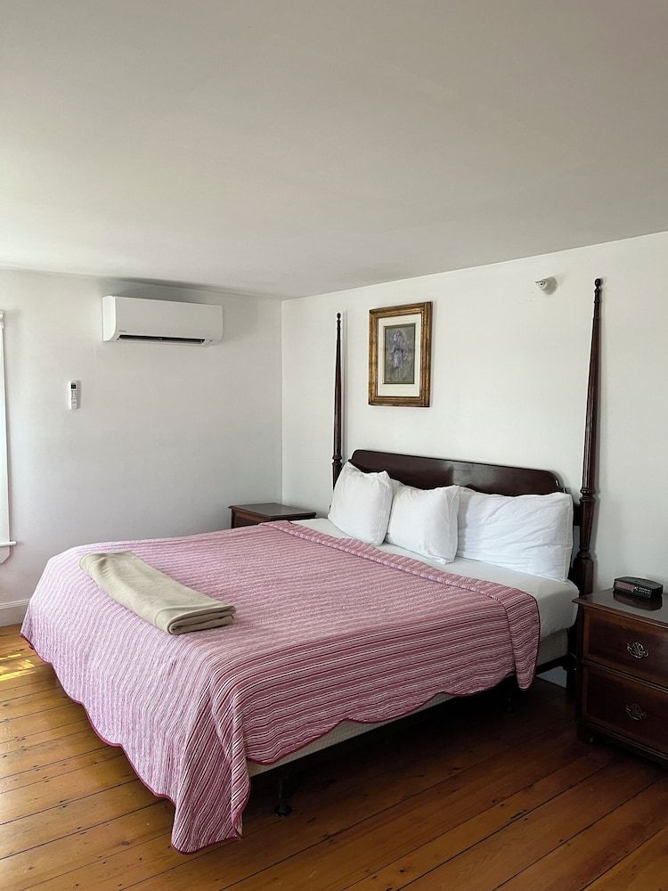 Old Orchard Beach Inn Standard Double Room, 1 King Bed 9