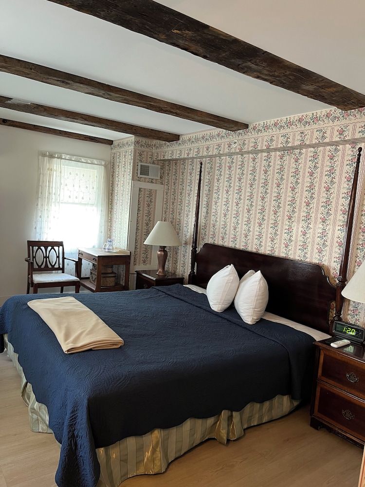 Old Orchard Beach Inn Standard Double Room, 1 King Bed 3