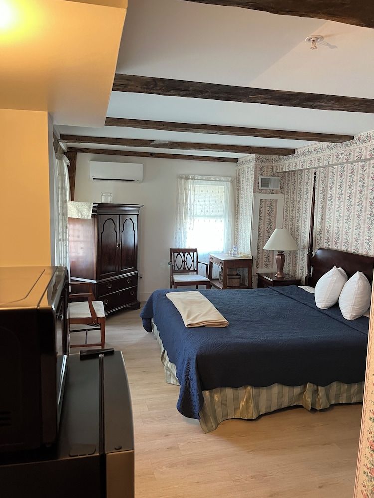 Old Orchard Beach Inn Standard Double Room, 1 King Bed 8