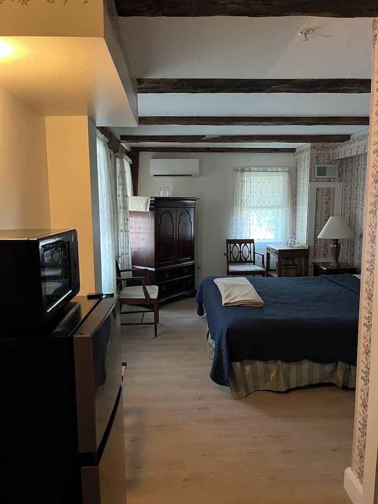 Old Orchard Beach Inn Standard Double Room, 1 King Bed 18