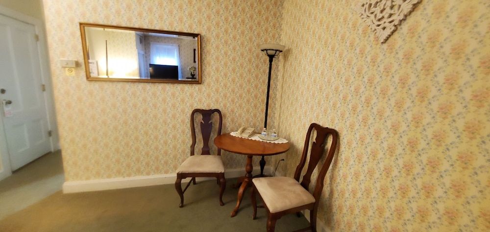 Old Orchard Beach Inn Standard Double Room, 1 King Bed 20