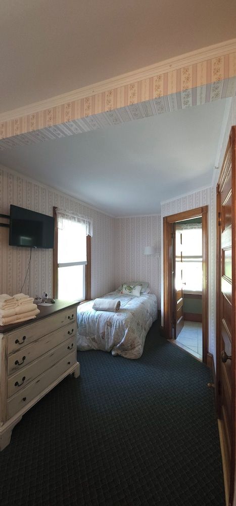 Old Orchard Beach Inn Deluxe Room 2