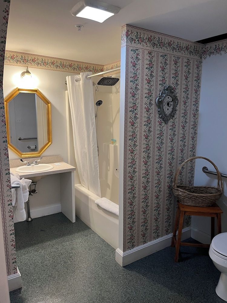 Old Orchard Beach Inn Standard Double Room, 1 King Bed 13