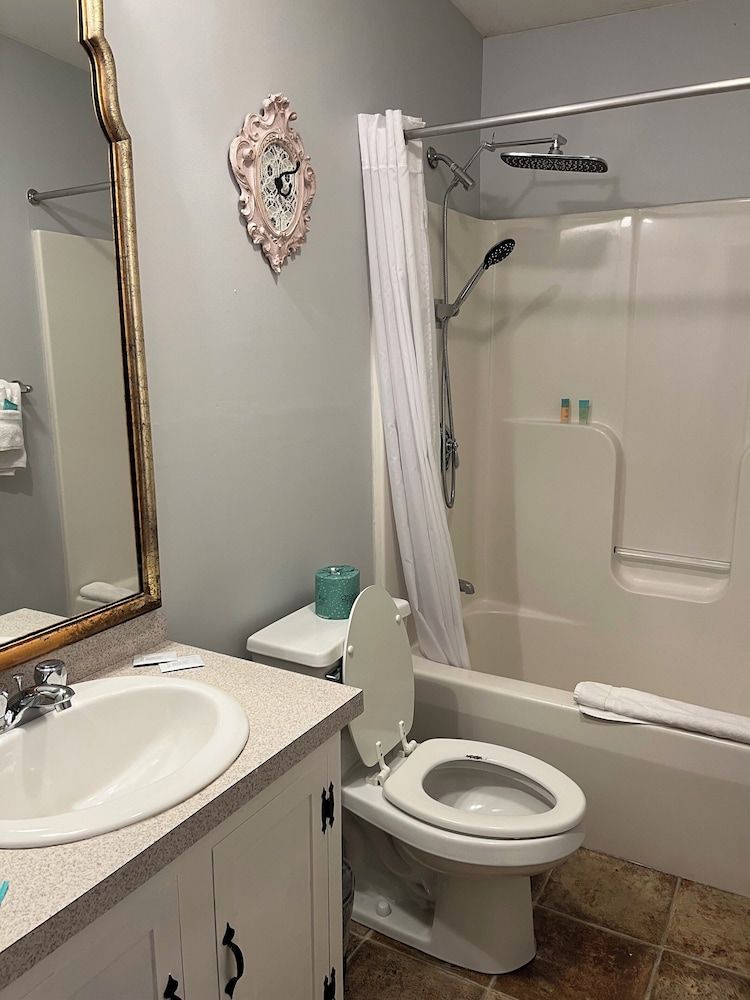 Old Orchard Beach Inn Standard Double Room, 1 King Bed 14