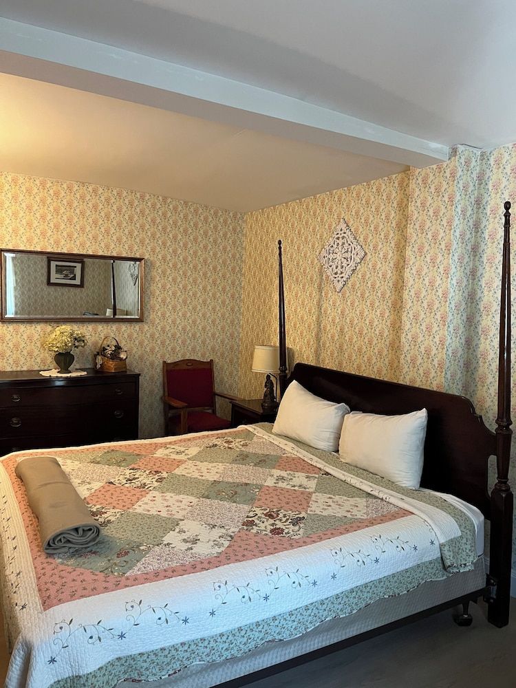 Old Orchard Beach Inn Standard Double Room, 1 King Bed 6
