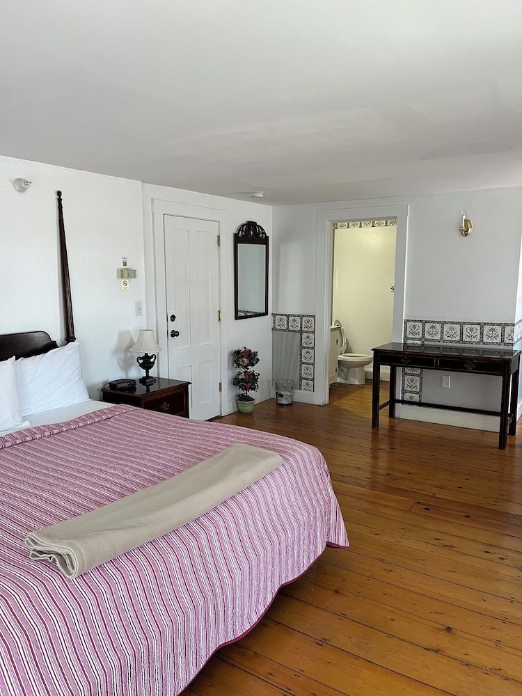 Old Orchard Beach Inn Standard Double Room, 1 King Bed 7
