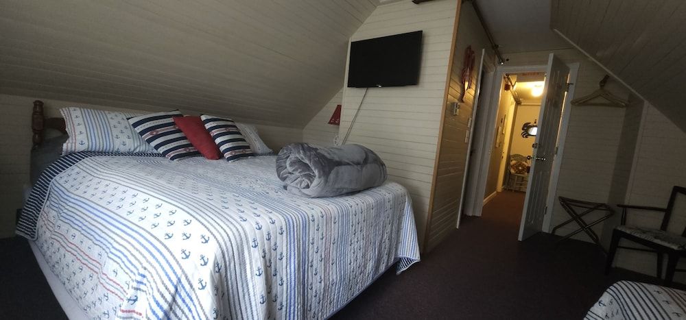 Old Orchard Beach Inn Deluxe Suite, 2 Bedrooms 3