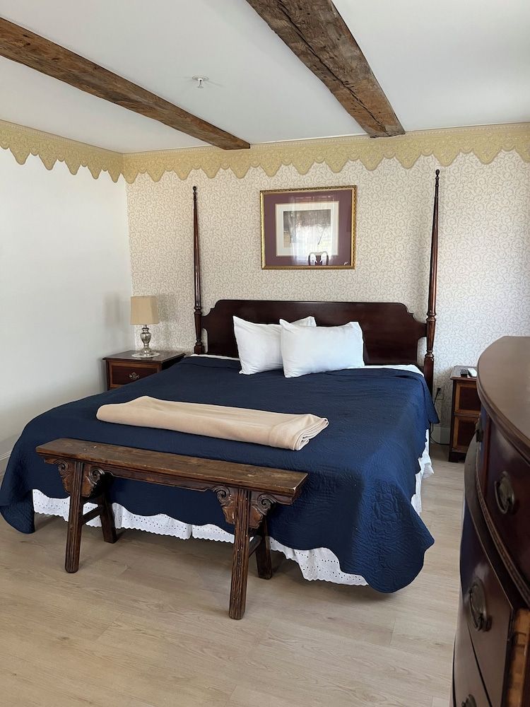 Old Orchard Beach Inn Standard Double Room, 1 King Bed 10