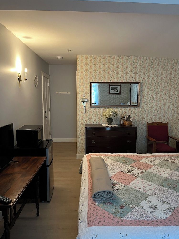 Old Orchard Beach Inn Standard Double Room, 1 King Bed 19