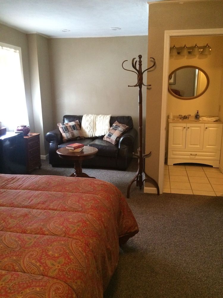 The Courtland Hotel and Day Spa Room ( Room #15, King Bed)