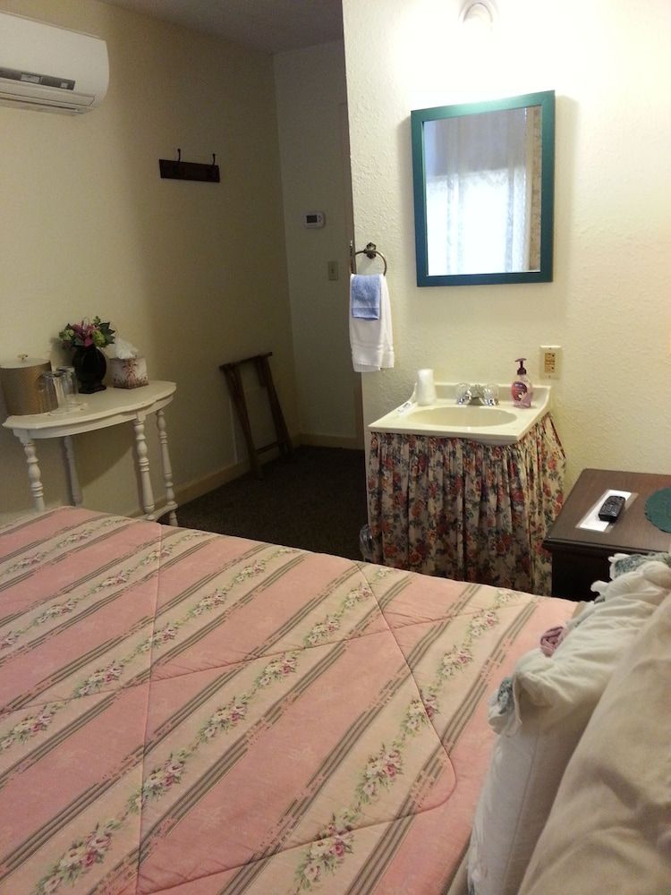 The Courtland Hotel and Day Spa Room (Room #12, Queen Bed) 3