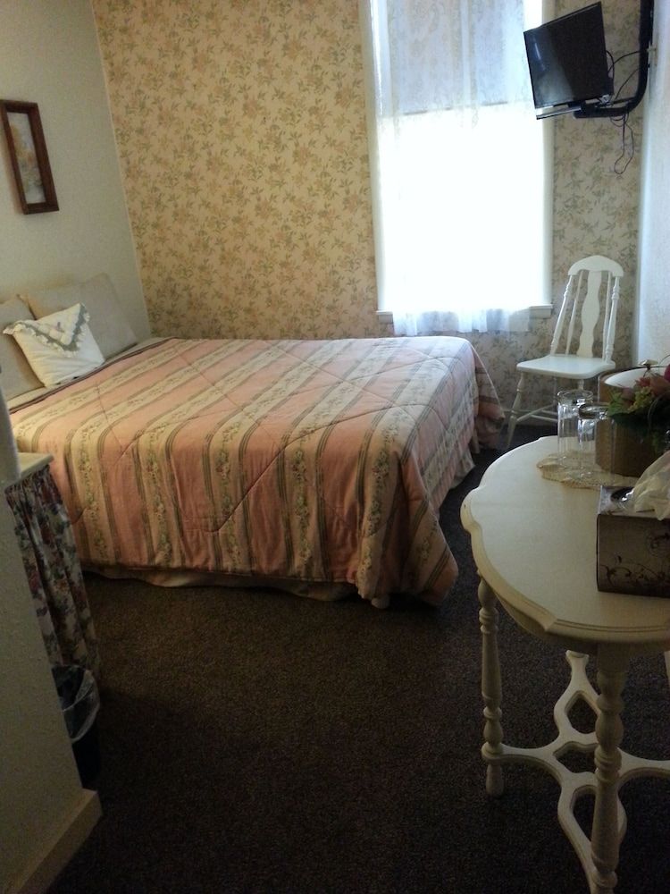 The Courtland Hotel and Day Spa Room (Room #12, Queen Bed) 2