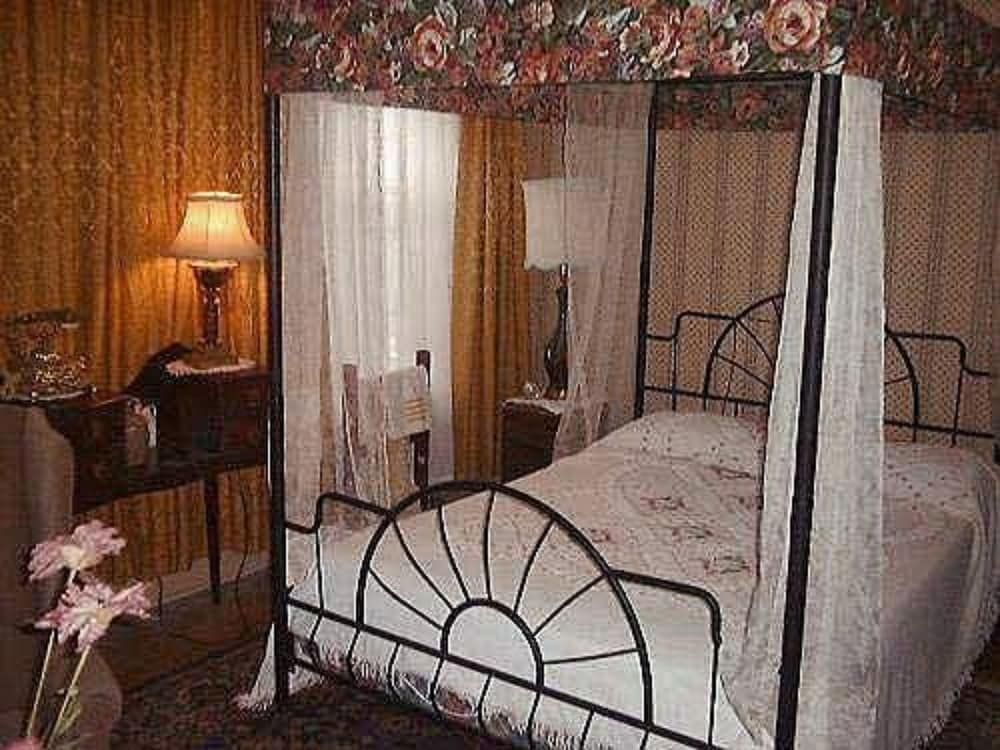 undefined Pimblett's Downtown Toronto B&B 6