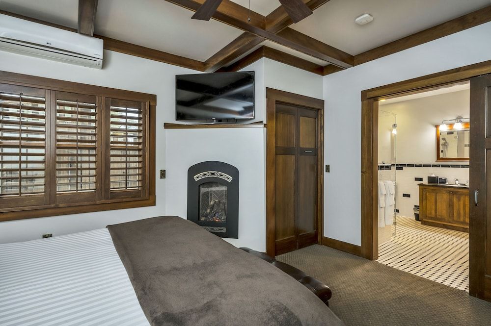 Suite, 1 King Bed (Silverado)