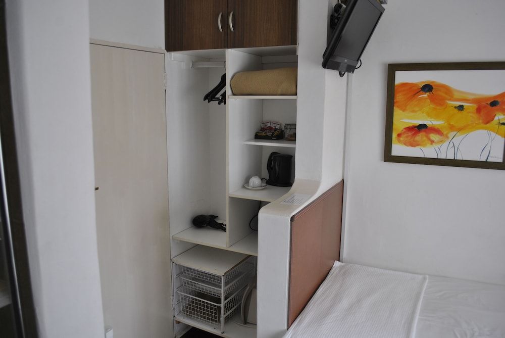 undefined Cotswold House 10