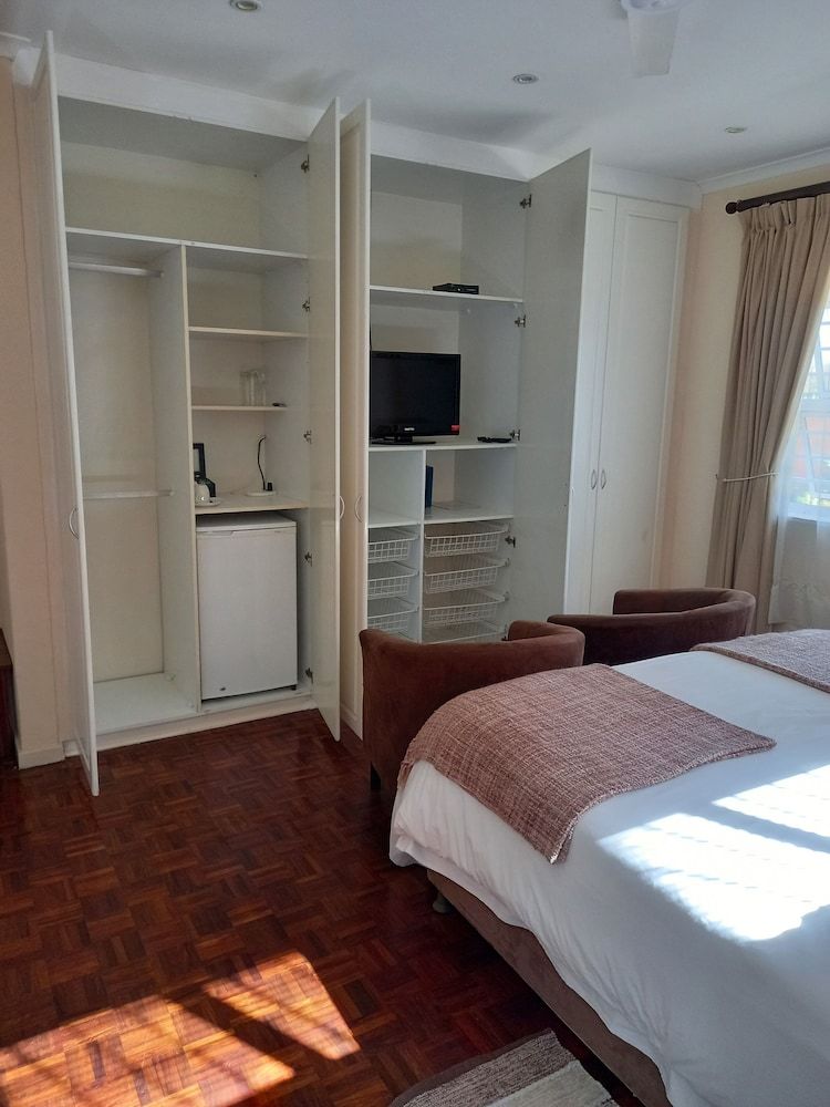 Residence 1 Cotswold Executive, King or Twin Beds, Ground Floor, Wheelchair Friendly