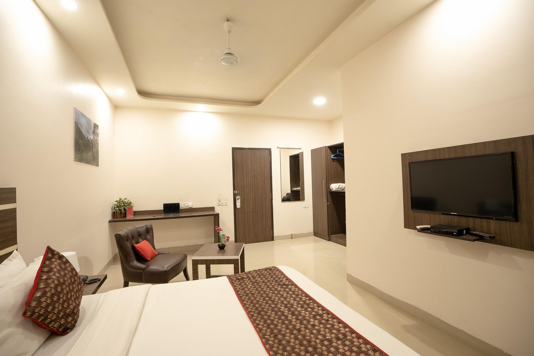 Compact Tea Square Deluxe King Room 6