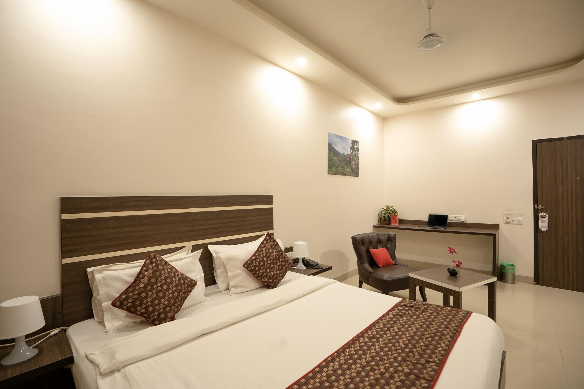 Compact Tea Square Deluxe King Room 4