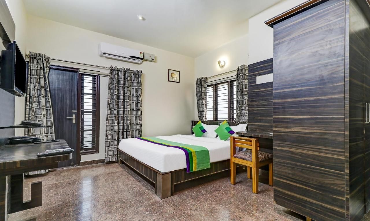 Treebo Trend Coastal Grand OAK 3