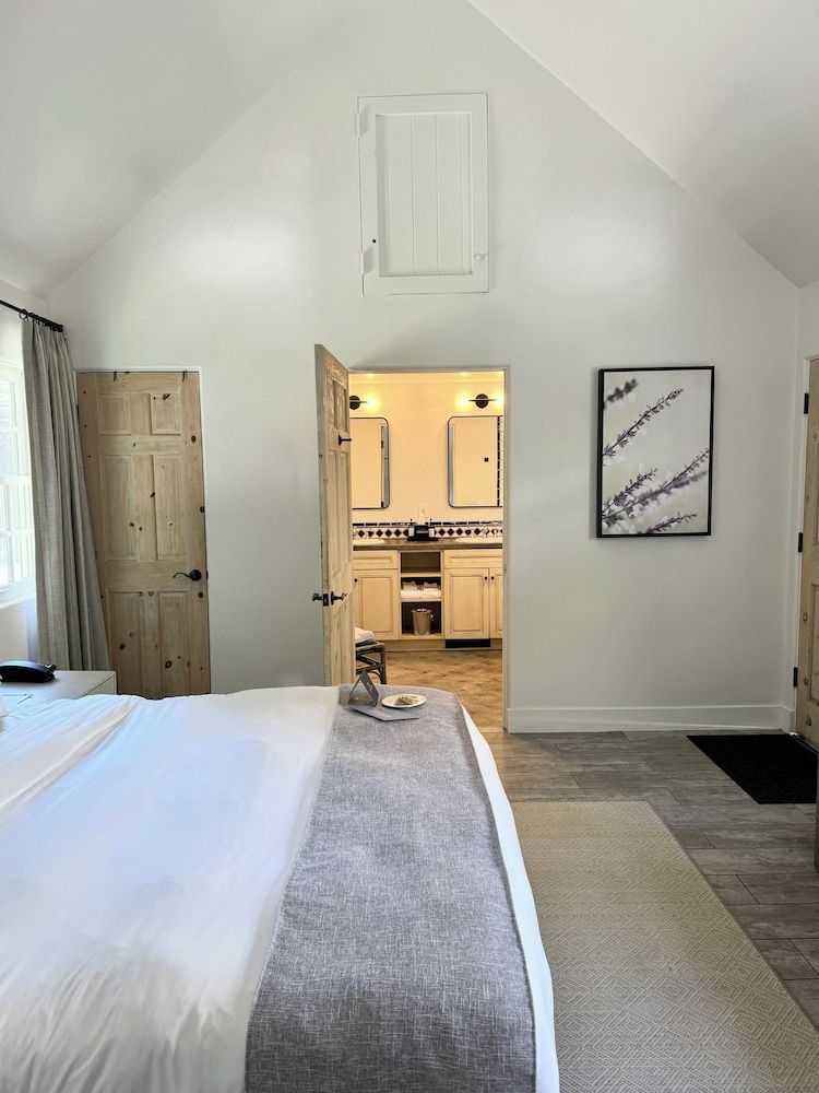 Lavender, A Four Sisters Inn Courtyard King + Patio 3