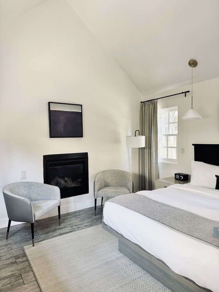 Lavender, A Four Sisters Inn Courtyard King + Patio 4