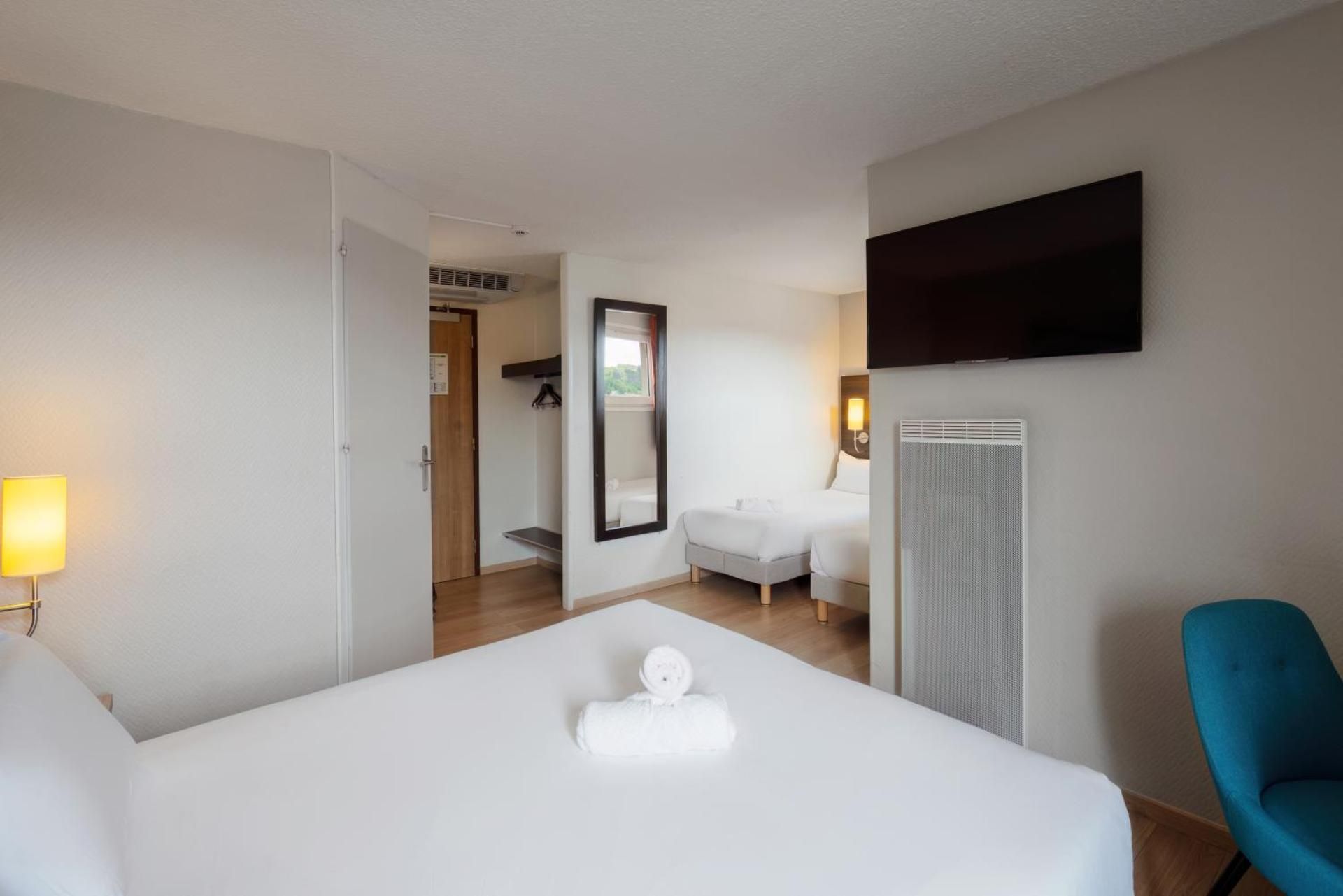 Kyriad Belfort Hotel Quadruple Room with One Double Bed and  Two Single Beds 2