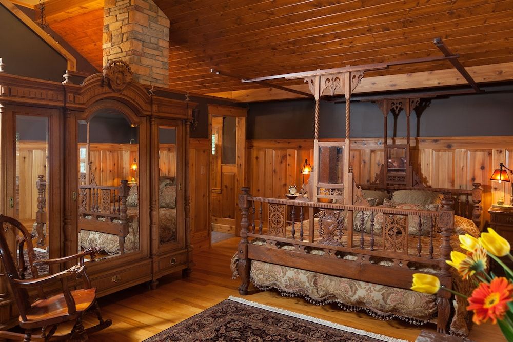 Luxury Suite, 1 King Bed, Private Bathroom