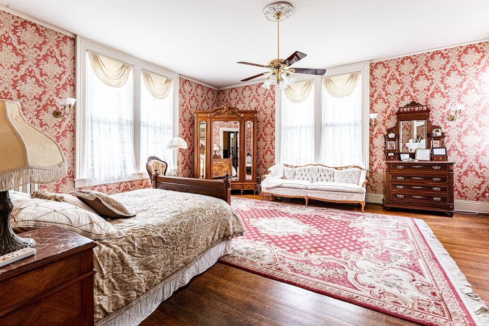 Classic Room, 1 Queen Bed, Private Bathroom