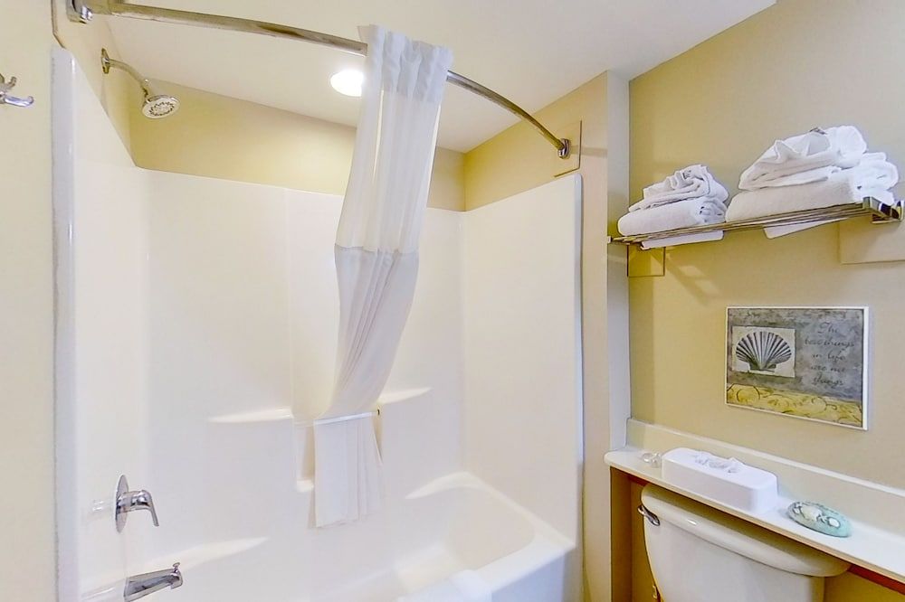 Harbourgate Marina Club Condo, 1 Bedroom 3