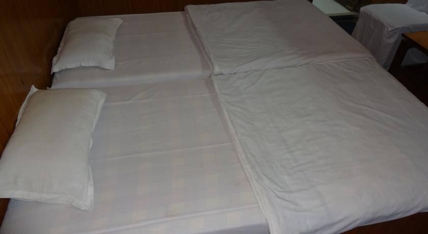 undefined Hotel Hilton Palace 10