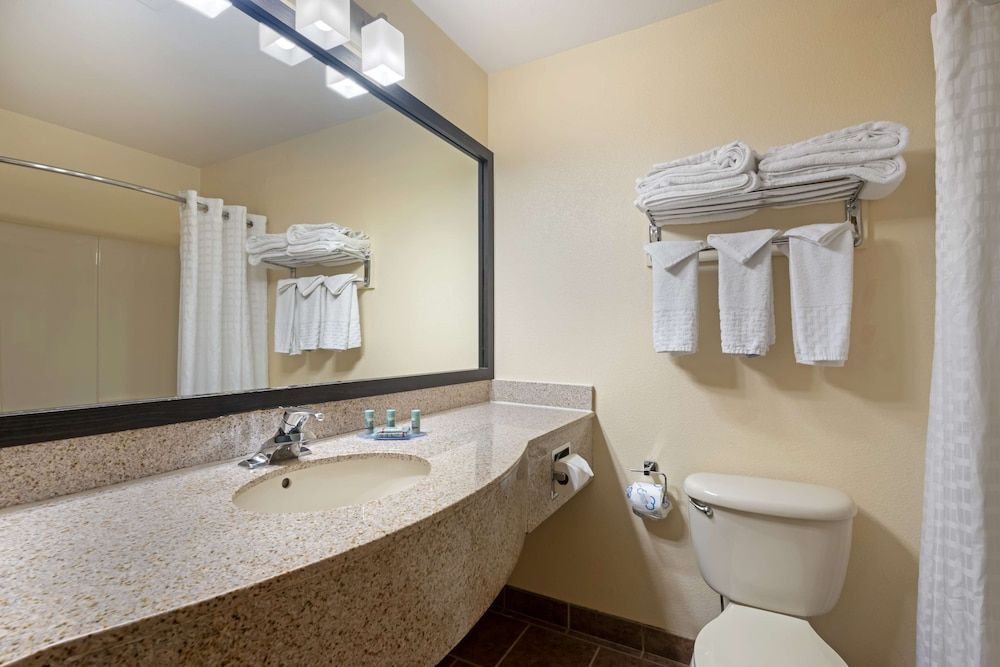 Best Western Laramie Inn & Suites Standard Room, 2 Queen Beds, Non Smoking, Refrigerator & Microwave 4