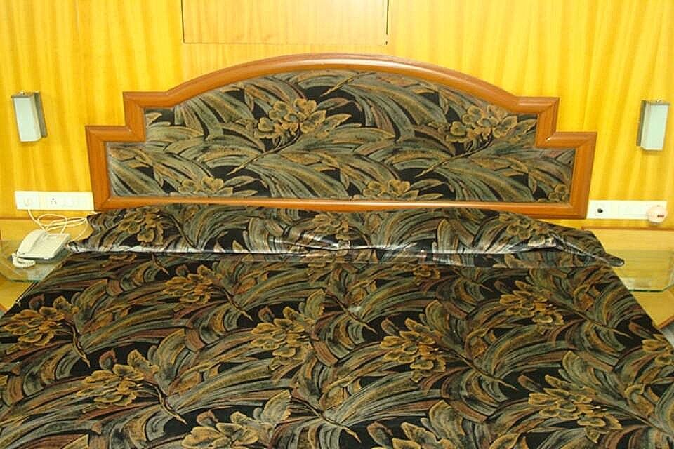 1025