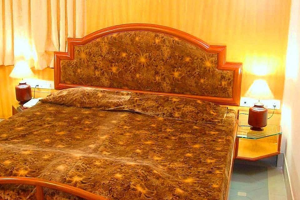 1025
