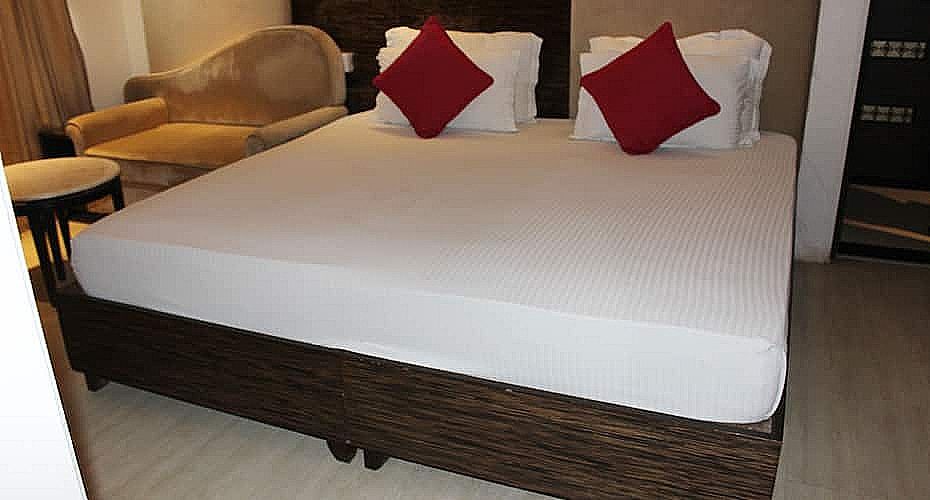 The First Hotel Deluxe Room 3