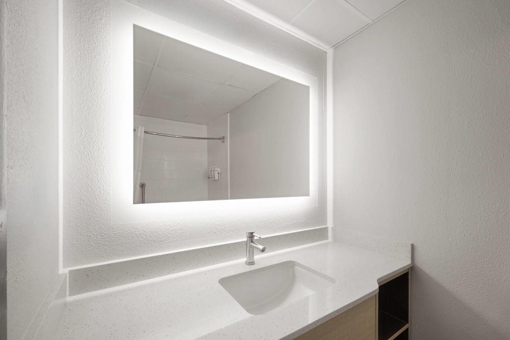 Wingate by Wyndham Savannah Gateway Standard Room, 1 King Bed 7