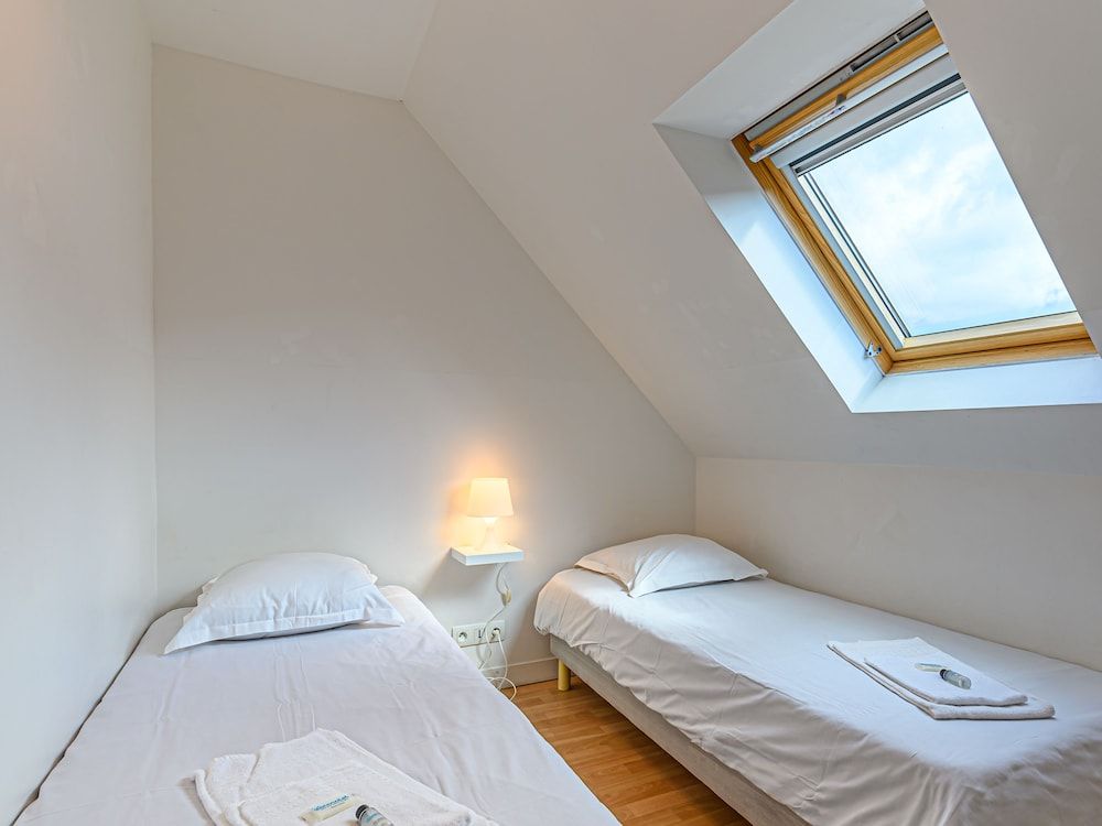 2-bedroom house, sleeps 6, sea view