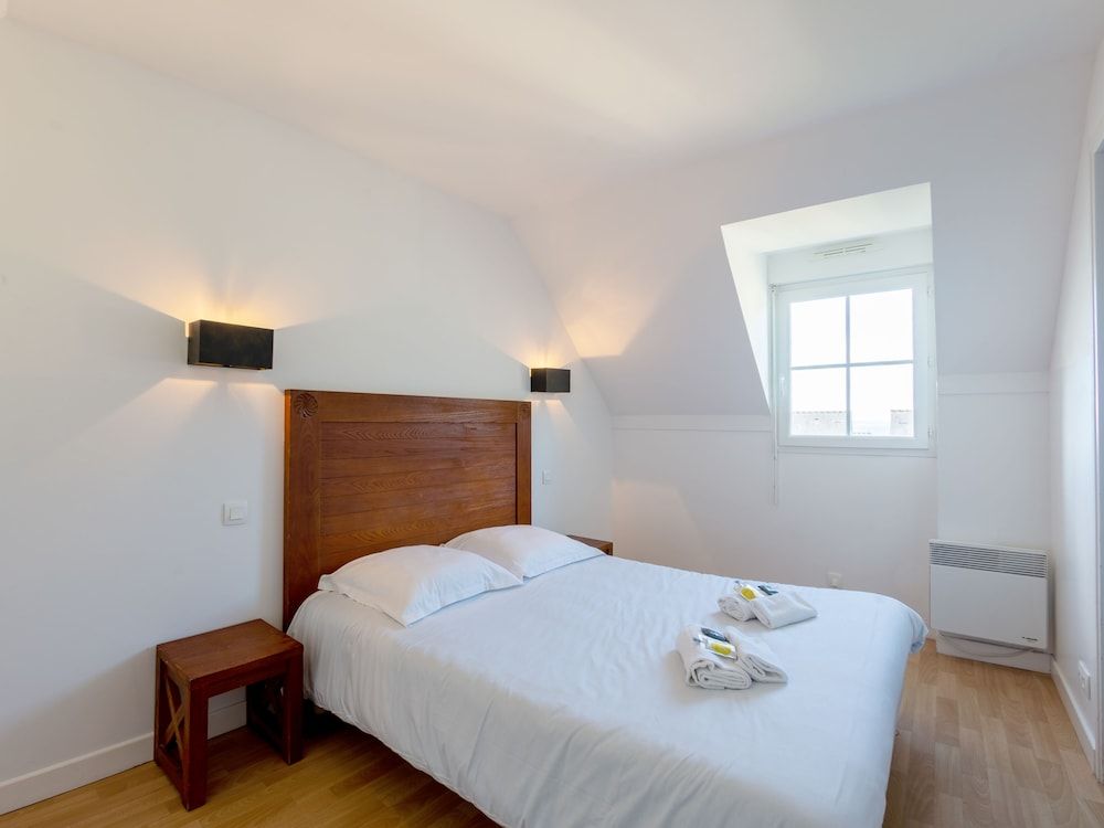 1-bedroom apartment with sleeping area sleeps 5