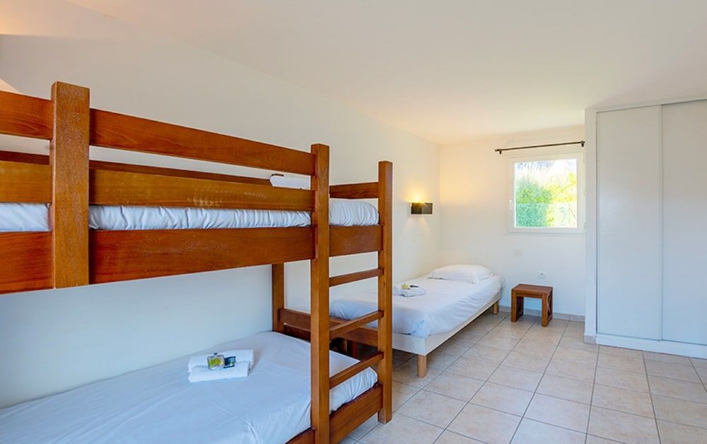 1-bedroom apartment with sleeping area, sleeps 6