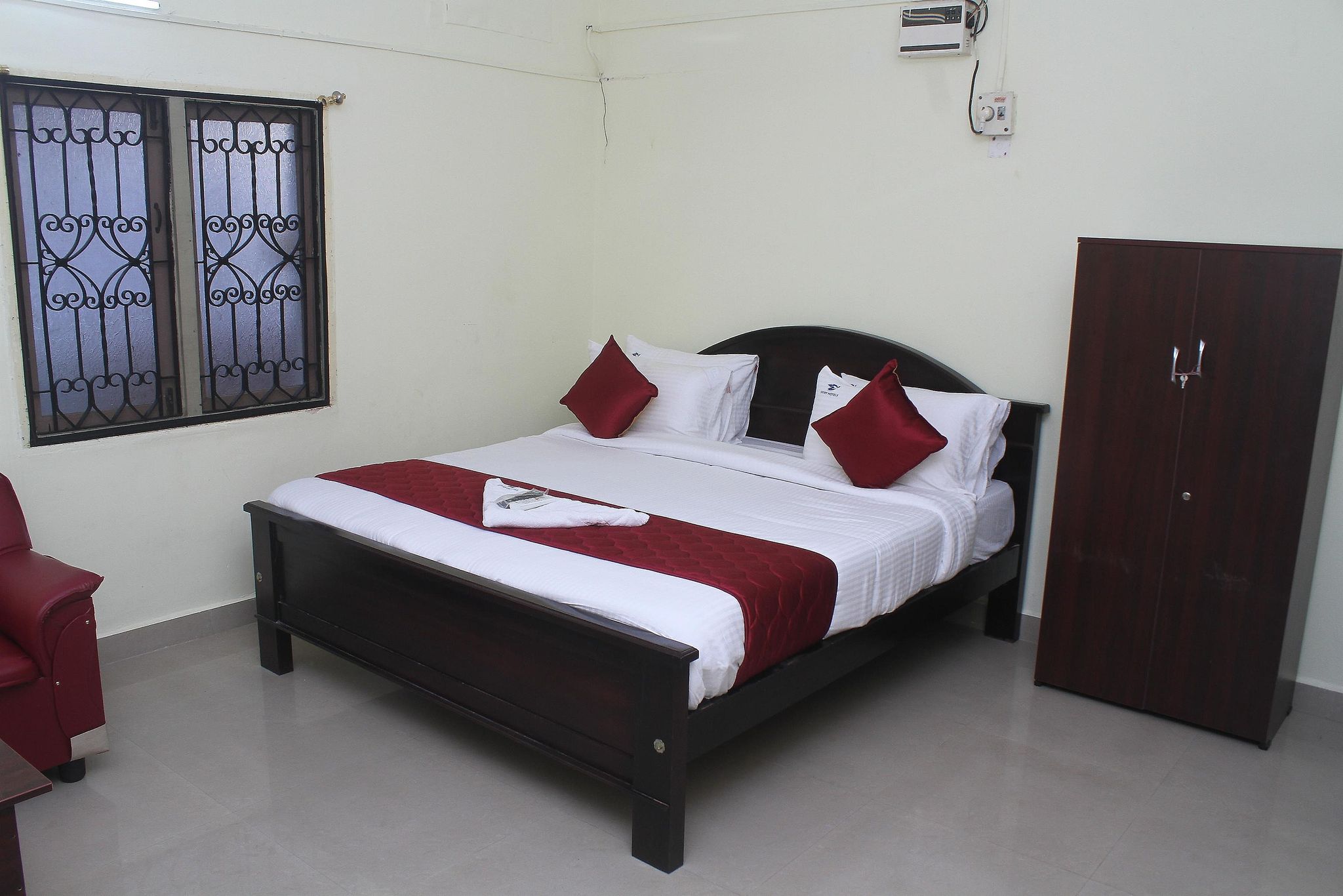 SKYRY HOTELS ADYAR Deluxe Double Room 3