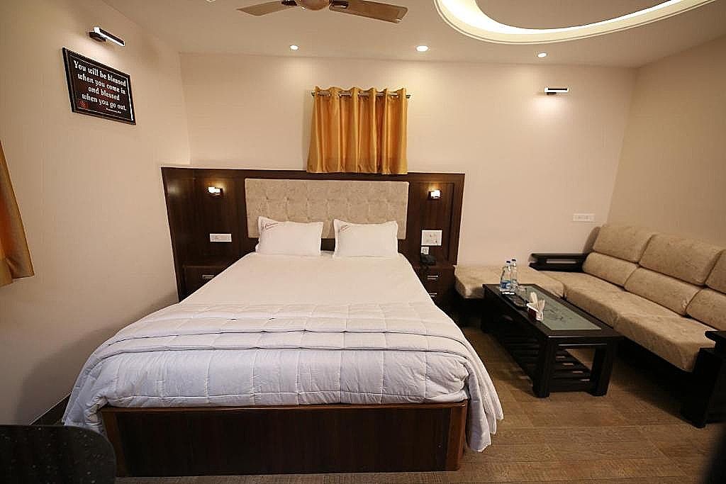 Le Emerald Residency Deluxe Room 4