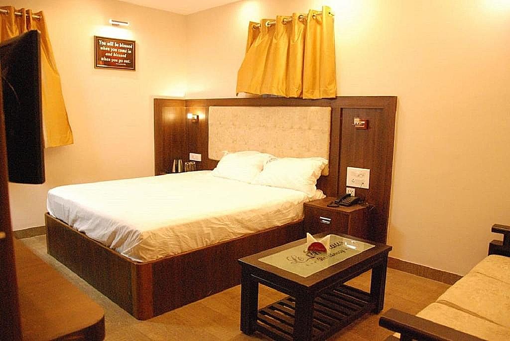 Le Emerald Residency Deluxe Room 2