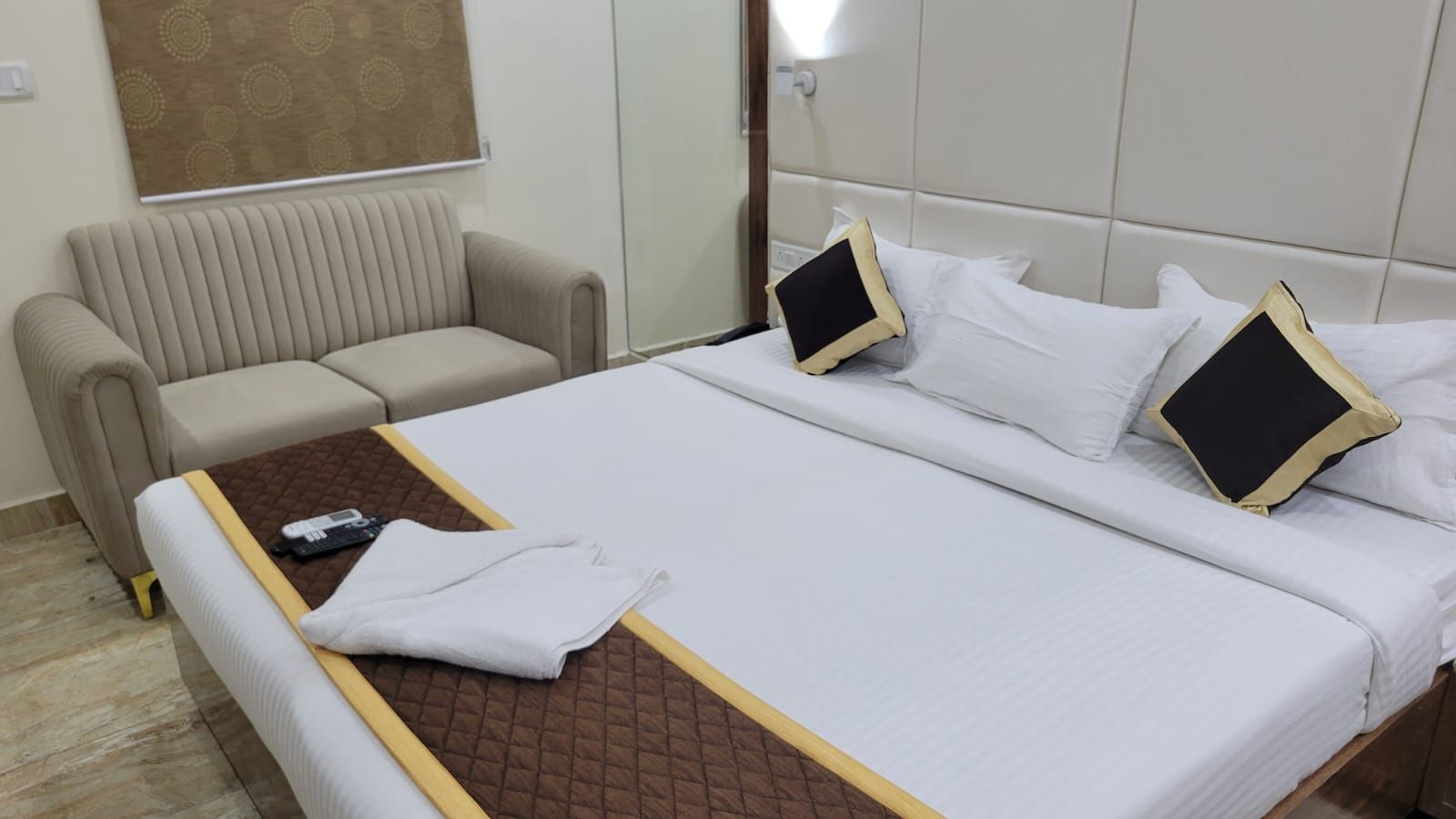 TRANSIT  ROOM with shared washroom