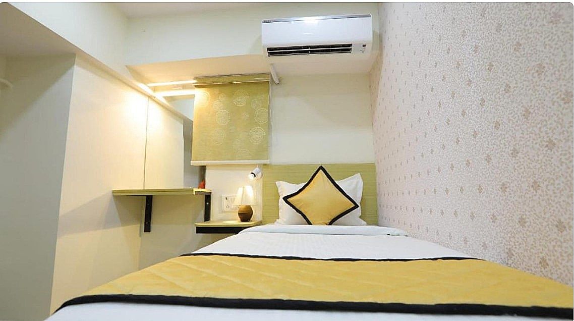 TRANSIT  ROOM with shared washroom