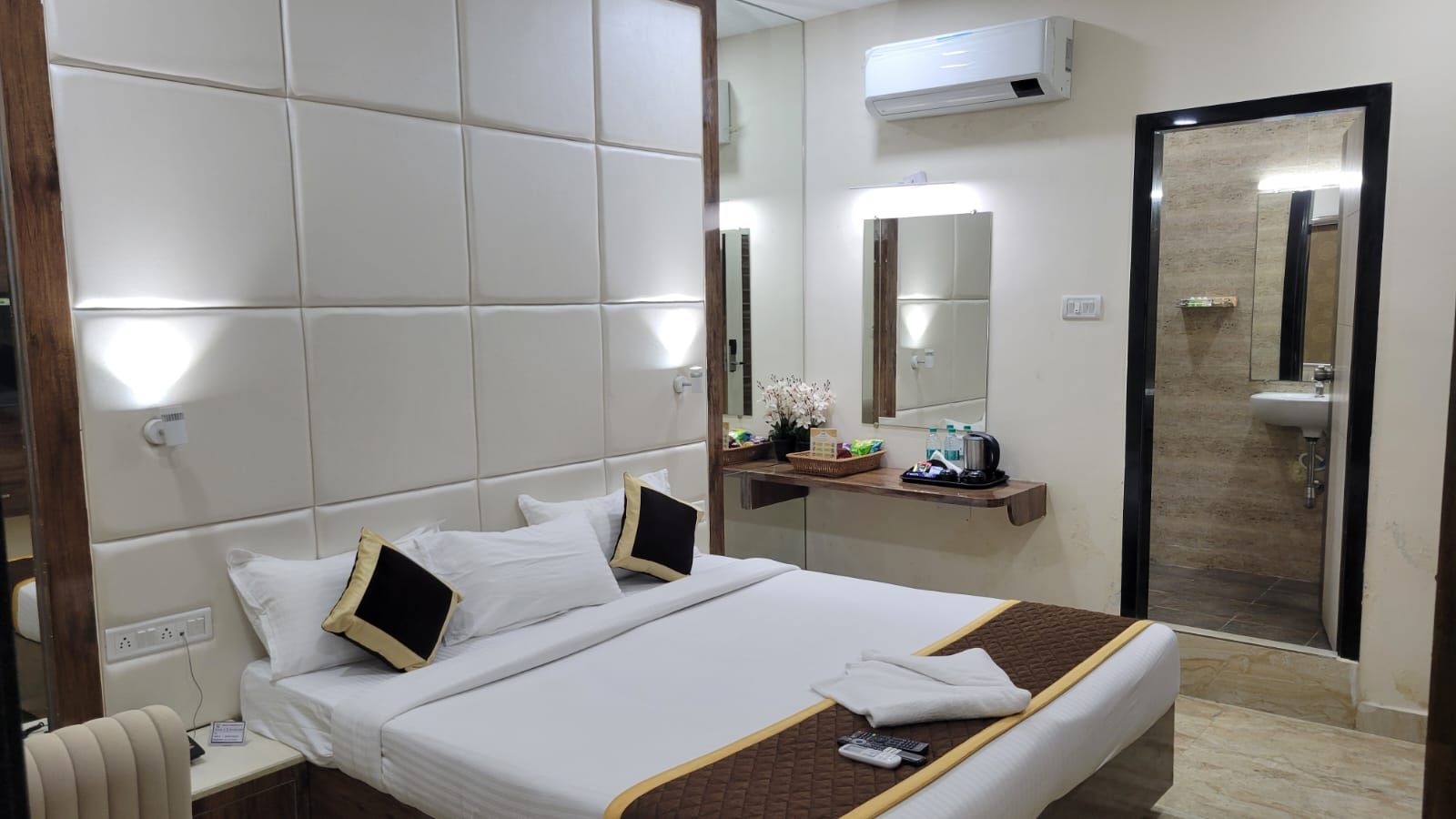 DELUXE ROOM